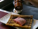当施設の最上料理。オープンキッチンにて、職人が出来立ての夕食をご用意致します。(一例)