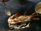 当施設の最上料理。オープンキッチンにて、職人が出来立ての夕食をご用意致します。(一例)