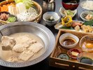 朝食に、とろける温泉湯豆腐&和朝食「旅館吉田屋を選ぶ理由TOP3の一つがこ」一例
