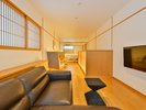離れ全4室の一つである折橋のメインリビング。部屋はお任せで用意します。ご希望があればご指定下さい。