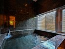 離れ全4室の一つである折桜の温泉風呂。部屋はお任せで用意します。ご希望があればご指定下さい。