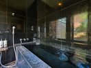 離れ全4室の一つである折鳥の温泉風呂。部屋はお任せで用意します。ご希望があればご指定下さい。
