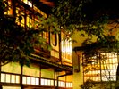 夜になっても、宿泊客を和ませてくれる、優しいたたずまい。