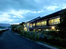 球磨川側から眺める、人吉旅館の佇まい