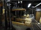 【みそ・しょうゆ蔵】天然もろみから、しょう油や味噌を作る昔ながらの製法で作られています。