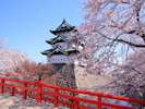 【弘前城:春】朱の欄干が印象的な下乗橋から眺める天守閣と満開の桜は弘前城観光のハイライト
