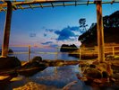 夕暮れの波打ち際の露天風呂〜男湯〜