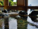 昼間の波打ち際の露天風呂〜女湯〜