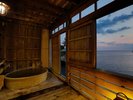 夕暮れの貸切風呂〜えんまん〜|お二人様での湯浴みにちょうど良い大きさ。海の絶景をご堪能ください