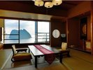 露天風呂付客室|和室12.5畳+次の間6畳+広縁+露天風呂。窓の外には一面の海と三四郎島の絶景がお出迎え