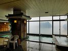 展望大浴場(男湯)|現在、海風の影響で窓ガラスに潮が付着し若干景色が見えづらくなっております。