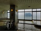 展望大浴場(女湯)|現在、海風の影響で窓ガラスに潮が付着し若干景色が見えづらくなっております。