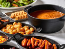 朝食ビュッフェ | 食欲をそそるバターチキンキーマカレーは、ご飯が進むこと間違いなし ※イメージ
