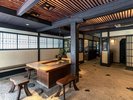 土間に欅の囲炉裏のロビー。タイムスリップしたかのような別空間へ誘います。