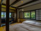 目の前に天橋立を望むロケーション。お部屋は2階と3階にありお部屋によってそれぞれ趣が異なります。