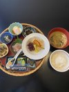 朝食。旅館での最後のごはん。10種類のおかずと新鮮なお刺身でいただくお茶漬けはご飯がすすみます。