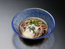 *【夕食】名物の八尾そばに風の盆をかたどった昆布のトッピング