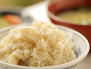 鴨農法で育つ玄米は精米したてをガス釜で。味噌は無添加手づくり味噌