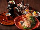 旬を追った料理は、アイヌ文化からイメージを得た器を用い、目にも楽しい会席コースです。