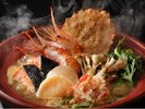 海鮮を煮込み、裏ごしした濃厚なスープに、北海道らしい毛蟹や帆立貝、牡丹海老、鮭を味わう醍醐鍋。