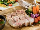 【埜の山キッチン はるらんな】焚火グリル:薪を敷き詰め古川ポークを低温でじっくりロースト