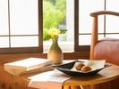 【ぬくもり和洋室】コンパクトな和洋室(最大4名) 温泉饅頭を食べながらゆったりとした時間を…