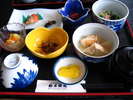朝食の一例。やさしい味付けで好評を頂いております。