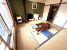 本館和室。8畳の陽当りのいいお部屋です。