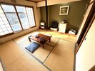 本館和室。8畳の陽当りのいいお部屋です。