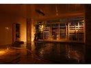 夜の静寂に包まれた内風呂で、心と体を癒す贅沢なひととき。〈男性風呂〉