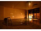 火が落ちた夜、しっとりとした灯りが心を和ませる内風呂。〈女性風呂〉