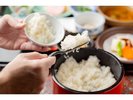 ふっくら炊き上げた白米は、朝食の主役。体に優しい一杯をどうぞ。