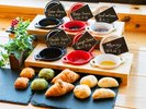 焼きたてパンを、6種類のジャムとマーガリンでお楽しみください