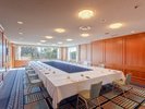 【宴会場/有明の間】外の景色も望める落ち着いた雰囲気の会場。50〜80名程度ご利用いただけます。