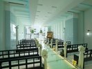 【ウェディング/チャペル】水と緑、光に抱かれたチャペル。豊かな光で純白のドレスも一段と映えます。
