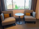 【エグゼクティブツイン/客室】お部屋でのくつろぎ時間に最適。ゆっくりと座って寛げる椅子もご用意。
