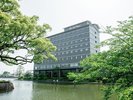 【外観/夏イメージ】木々の活力と、水に反射して見える外観で夏でも涼しさを感じさせてくれます。
