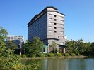 【外観】お濠沿いに位置するホテルは当館だけ。佐賀城に隣接しお堀を窓から眺めることができます。