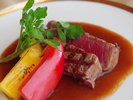 国産牛フィレ肉の鉄板焼き。フィレ肉の相性を考え、洋食のエッセンスを加えた國富特製卸しソースでどうぞ。