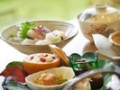 当地の特色を活かした季節の会席料理をお届けいたします。