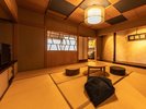 本陣和洋室 -2023年にリニューアル- ベッドが2台備え付けられた和洋室