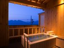 【温泉露天風呂付き客室】石のお風呂と檜のお風呂があり、お選び頂くことはできません。