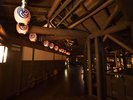 名称の「与市」は、江戸初期の1591年、初めて銭湯を開業した伊勢与市(いせのよいち)の名にちなんだもの