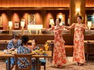 オノアズカフェ&グリル 夜は華やかなフラのパフォーマンス