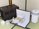 【客室アメニティー】フードボウル・ワンちゃん用トイレなどもご用意いたしております。(一例)