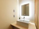【特別和室14畳】白と木を基調とした明るい雰囲気となっております(一例)