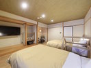 【半露天風呂付きツインベッド】ゆったりとしたセミダブルサイズのベッドを2台設置しております(一例)