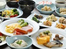 【ビュッフェ:ご朝食】カラダの芯から温まるお料理を多数ご用意いたしております(一例)