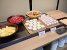 【ハーフビュッフェ:ご夕食】フルーツや各種デザートもご用意いたしております(一例)