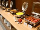 【ビュッフェ:ご朝食】ウインナーやスクランブルエッグなど洋食のラインナップも充実(一例)